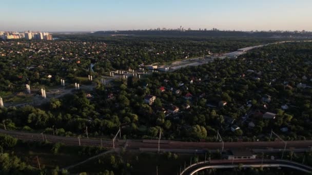 Aerial view of Podolsko-Voskresensky bridge in Kyiv, Ukraine — Stock video