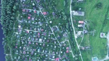 Nehir kenarındaki köyün havadan görünüşü, Ukrayna