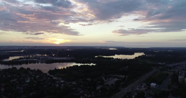 Letecký krásný výhled na město Kyjev a Dněpru řeky a při západu slunce — Stock video