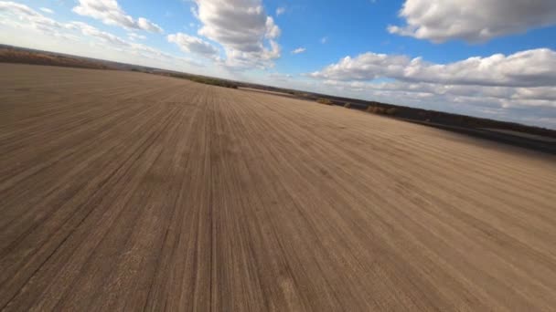 Krásný let na fpv drone přes pole — Stock video