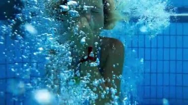 Kadın eğleniyor ve havuza dalıyor. hd video