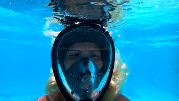 धीमी गति एचडी वीडियो एक महिला की एक मोनोमास्क डाइविंग टर्किज़ सागर में — स्टॉक वीडियो