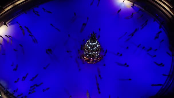 Aerial view of the New Years skating rink with riding people and night illumination — Vídeo de Stock