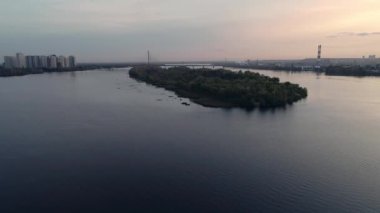 Darnitsky köprüsü Dinyeper Nehri üzerinde, Ukrayna, Kiev.