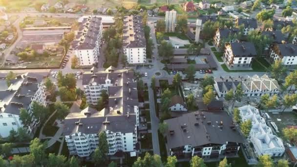 Vista aérea de una zona residencial en el bosque. Imágenes de drones de vídeo 4k — Vídeo de stock