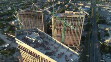 Nehir kenarındaki Kyiv, Ukrayna yakınlarındaki yeni bir modern yerleşim tesisinin havadan görünüşü