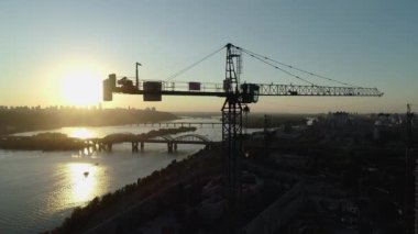 Nehir kenarındaki Kyiv, Ukrayna yakınlarındaki yeni bir modern yerleşim tesisinin havadan görünüşü