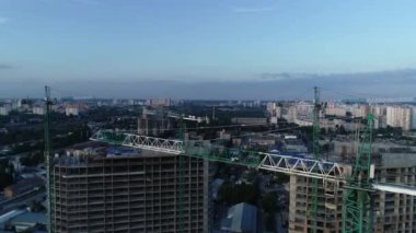 Nehir kenarındaki Kyiv, Ukrayna yakınlarındaki yeni bir modern yerleşim tesisinin havadan görünüşü