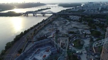 Nehir kenarındaki Kyiv, Ukrayna yakınlarındaki yeni bir modern yerleşim tesisinin havadan görünüşü