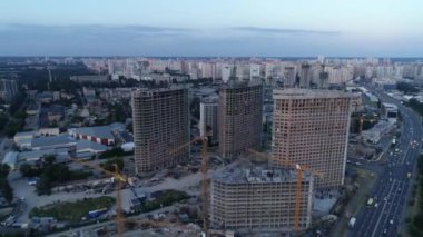 Nehir kenarındaki Kyiv, Ukrayna yakınlarındaki yeni bir modern yerleşim tesisinin havadan görünüşü