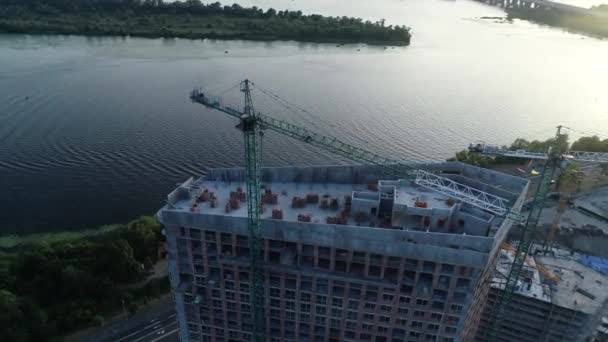 Letecký pohled na výstavbu nového moderního rezidenčního komplexu v blízkosti řeky, Kyjev, Ukrajina — Stock video