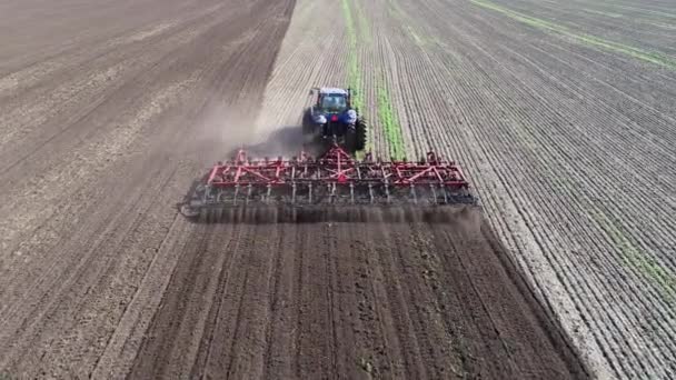 Tracteur agricole dans le champ peluche la terre. Vue aérienne Vidéo 4k — Video