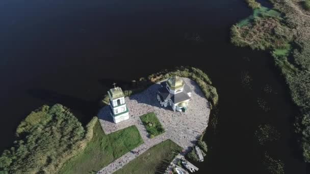 Вид с воздуха на храм Преображения Спасителя на острове посреди Днепра, Украина — стоковое видео