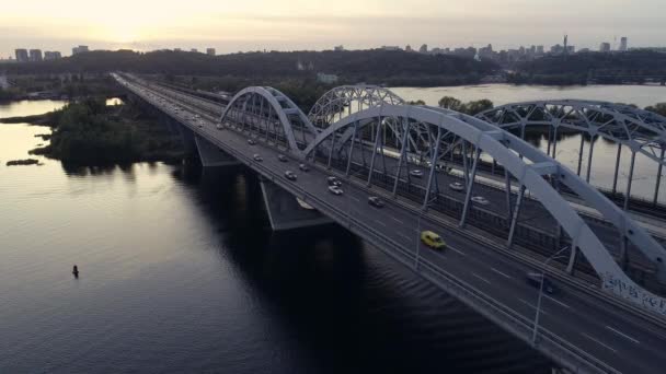 Darnitsky bridge over the Dnieper River, Ukraine, Kiev. — Vídeo de Stock