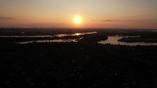 キエフ市とドニエプル川の空中美しい景色と日没時 — ストック動画