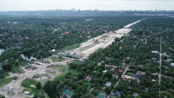 Aerial view of Podolsko-Voskresensky bridge in Kyiv, Ukraine — Stok video