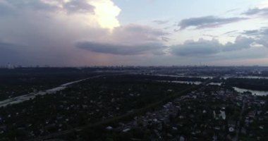 Kyiv Şehri 'nin ve Dinyeper Nehri' nin ve günbatımının güzel hava manzarası