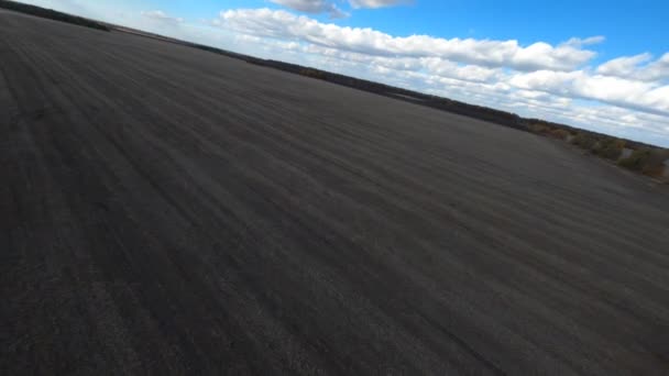 Mooie vlucht op fpv drone over het veld — Stockvideo