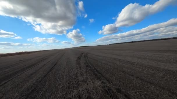 Belo voo em drone fpv sobre o campo — Vídeo de Stock