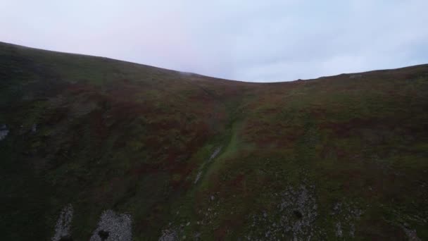 Luftaufnahme des Gebirges im Morgengrauen bei einem Drohnenflug in den Wolken. — Stockvideo