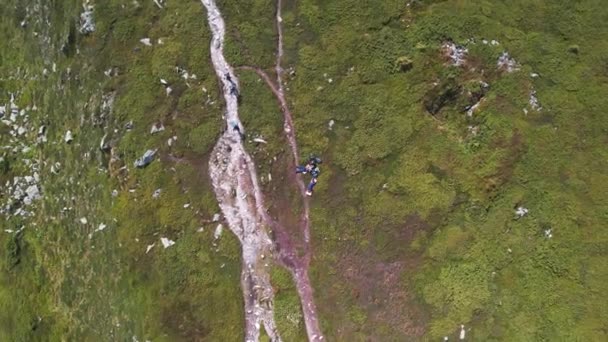 Vista aérea de pessoas de grupo caminhando ao longo do caminho da trilha. Imagens de vídeo 4k — Vídeo de Stock