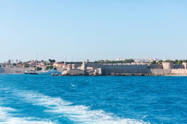 Yunanistan 'ın denizden Rodos kentinin panoramik manzarası