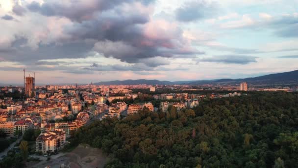 Flygfoto över stadens centrum i solnedgången, Sofia, Bulgarien. 4k-videofilmer — Stockvideo