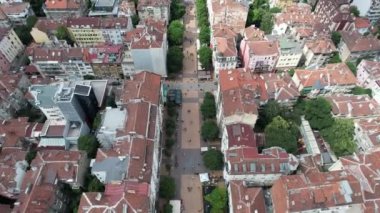 Bulgaristan 'ın Sofya kentinde Vitosha Bulvarı. Hava görüntüsü 4k kalitesinde