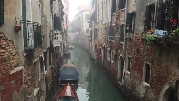 Videoaufnahmen in HD-Qualität mit Blick auf einen der vielen Kanäle in Venedig, Italien — Stockvideo