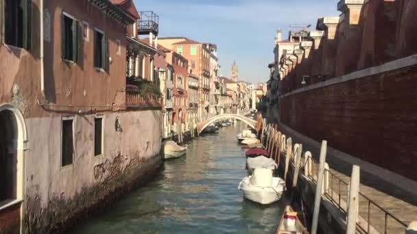 Filmagem de vídeo em qualidade hd com vista para um dos muitos canais em Veneza, Itália — Vídeo de Stock