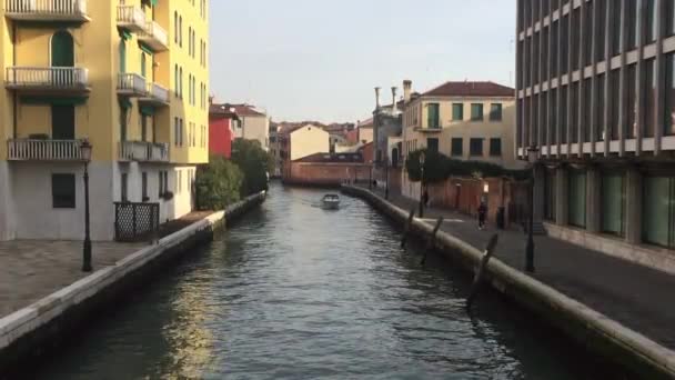 HD kalitesinde video görüntüleri Venedik, İtalya 'daki birçok kanaldan birine bakıyor. — Stok video