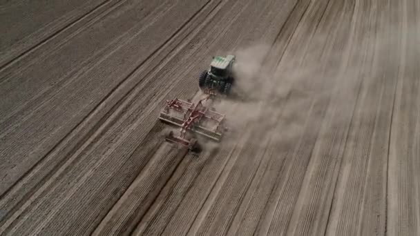 Сільськогосподарський зелений великий трактор в польовій оранці. 4k відео — стокове відео