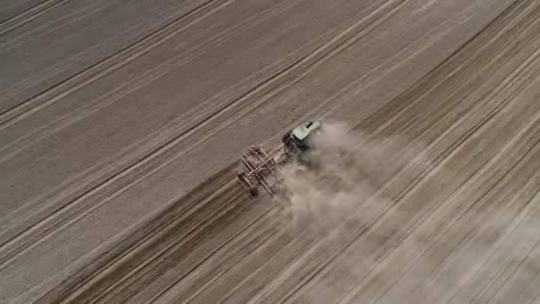 Mezőgazdasági zöld traktor szántás közben. 4k videó — Stock videók