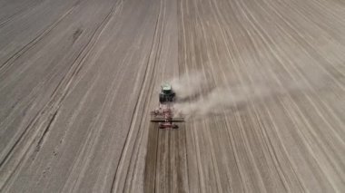 Tarlada tarla süren büyük yeşil traktör. 4k video