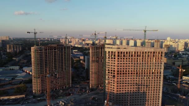 Повітряний вид на будівництво нового сучасного житлового комплексу біля річки Київ, Україна. — стокове відео