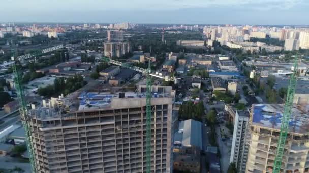 Widok z lotu ptaka na budowę nowego nowoczesnego kompleksu mieszkalnego w pobliżu rzeki, Kijów, Ukraina — Wideo stockowe