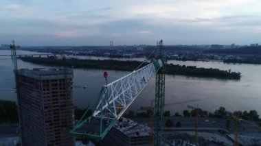 Nehir kenarındaki Kyiv, Ukrayna yakınlarındaki yeni bir modern yerleşim tesisinin havadan görünüşü