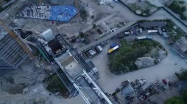 Nehir kenarındaki Kyiv, Ukrayna yakınlarındaki yeni bir modern yerleşim tesisinin havadan görünüşü