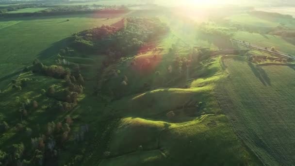 Flygfoto över vackert landskap med kullar och grönt fält — Stockvideo