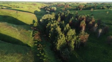 Tepeleri ve yeşil çayırları olan güzel manzaranın havadan görünüşü