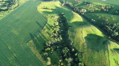 Tepeleri ve yeşil çayırları olan güzel manzaranın havadan görünüşü