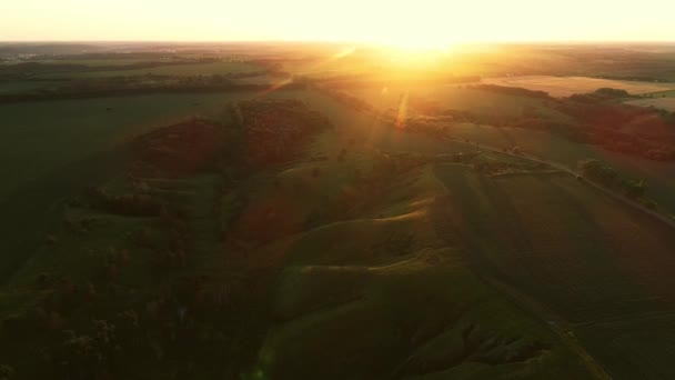 丘や緑のフィールドと美しい風景の空中ビュー — ストック動画