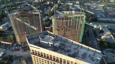 Nehir kenarındaki Kyiv, Ukrayna yakınlarındaki yeni bir modern yerleşim tesisinin havadan görünüşü