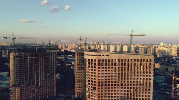 Vista aérea de la construcción de un nuevo complejo residencial moderno cerca del río, Kiev, Ucrania — Vídeo de stock