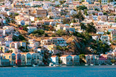 Suriye adası, Yunanistan ve Dodekanese 'deki geleneksel renkli evlerin manzarası