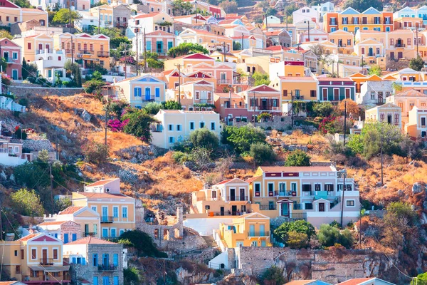 Sett fra tradisjonelle fargerike hus på Symi Island, Hellas, Dodekanesene – stockfoto