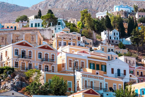 Vista de las casas coloridas tradicionales en la isla de Symi, Grecia, Dodecaneso — Foto de Stock