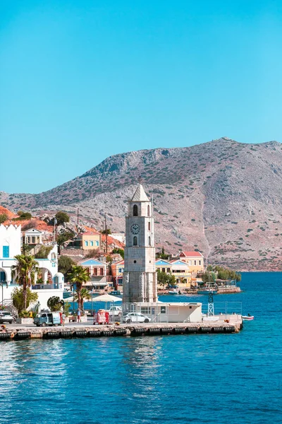 Faro torre del reloj en el paseo marítimo en la ciudad de Symi en la isla de Symi, Grecia — Foto de Stock