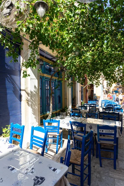 Hermosa calle auténtica en la isla de Rodas en Grecia. — Foto de Stock