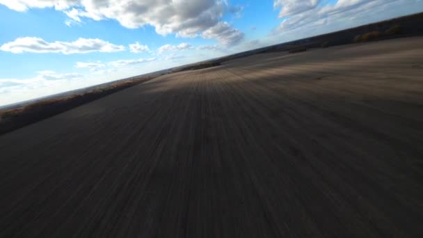 Mooie vlucht op fpv drone over het veld — Stockvideo